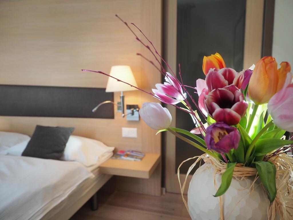 Ristorante Charme Hotel Tre Terre Ponte Brolla 外观 照片